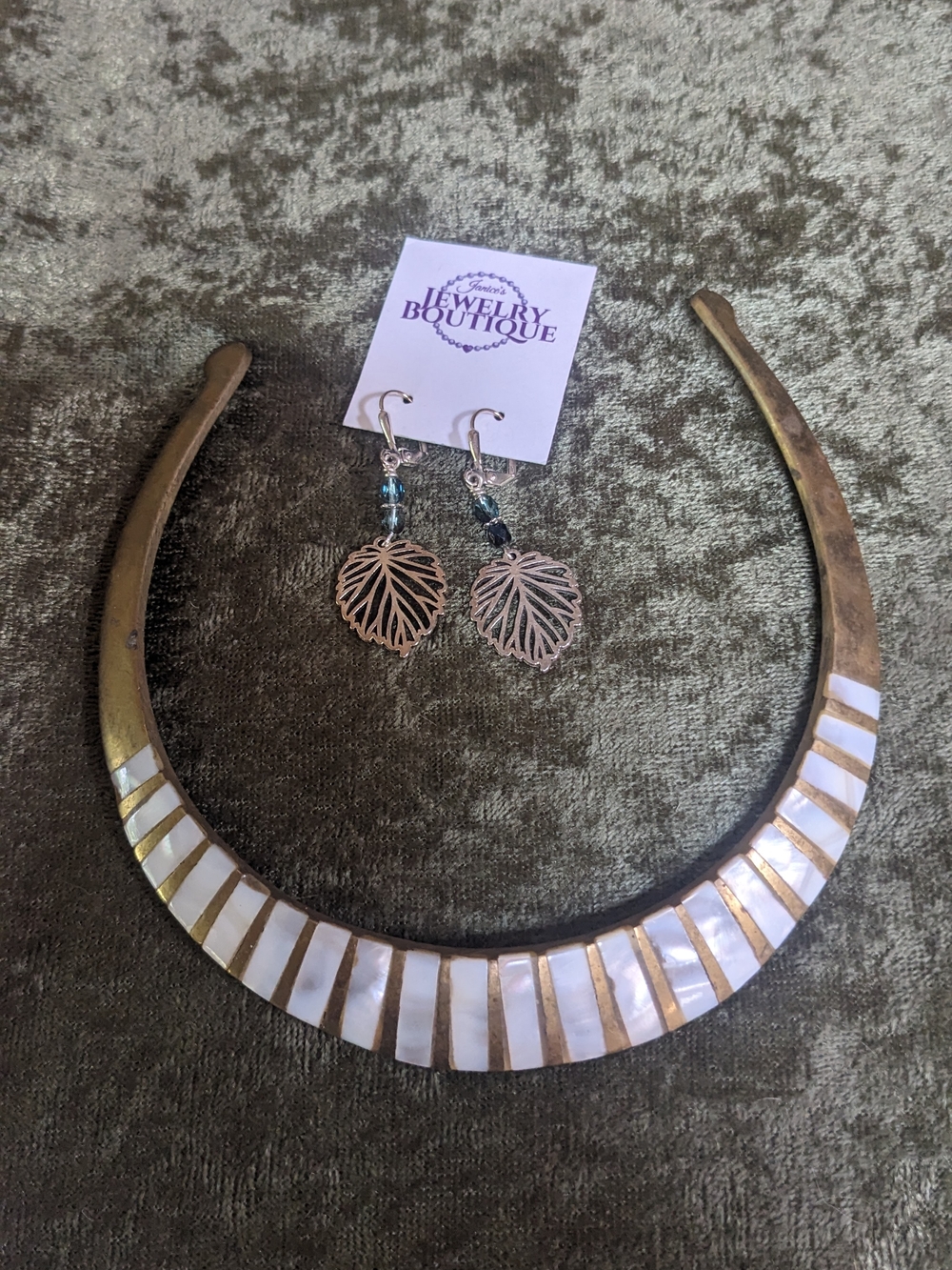 Gold-Tone Collar Necklace with White Inlay and Leaf Drop Earrings